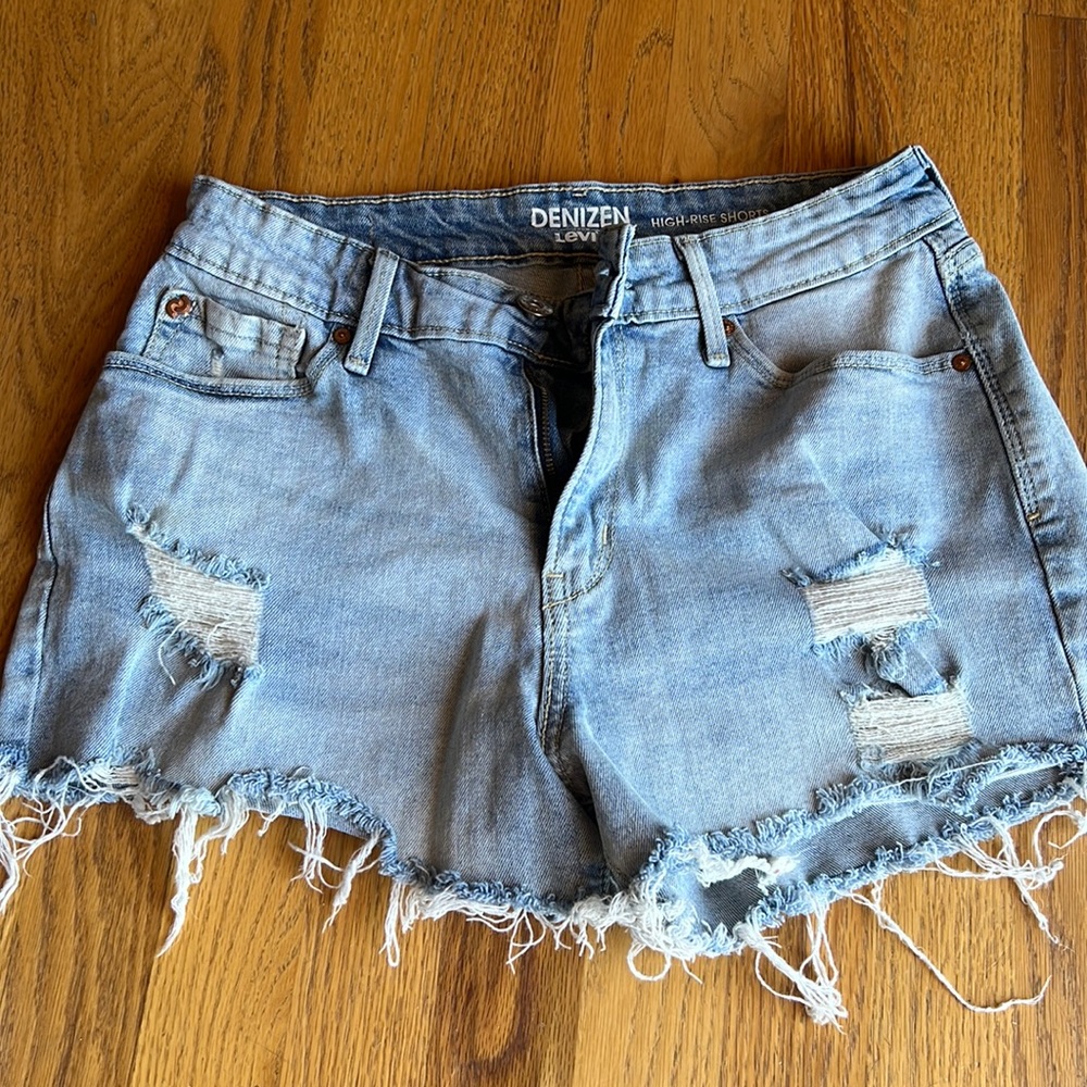 Levi’s Denizen distressed frayed hem jean shorts
